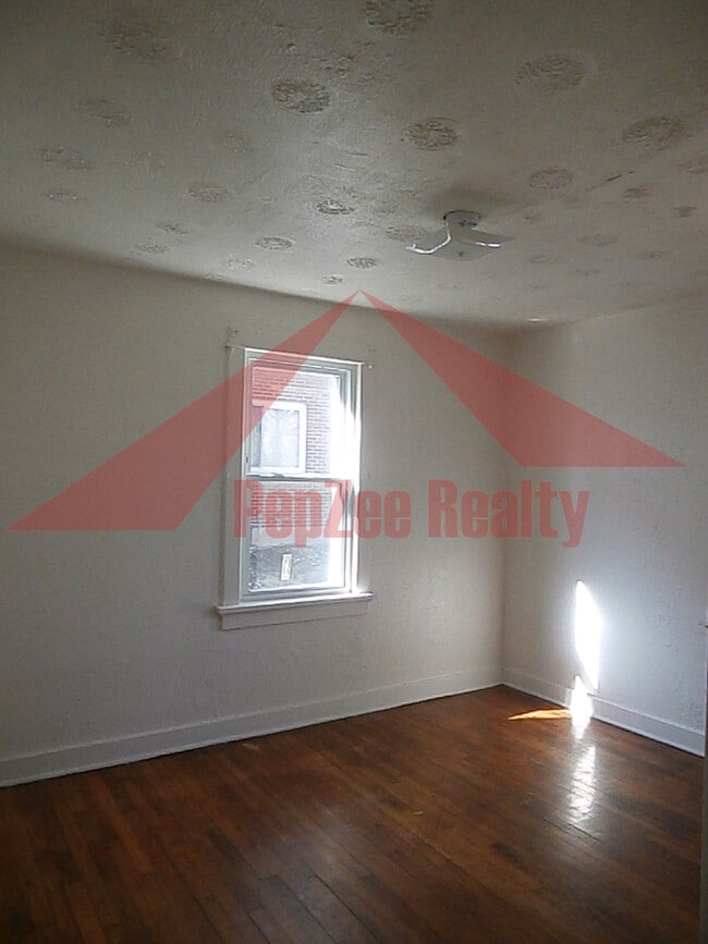 Building Photo - 727 W Fairview Ave