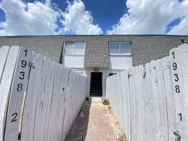 Building Photo - Spacious 3 bedroom, 2 bathroom Condo Locat...