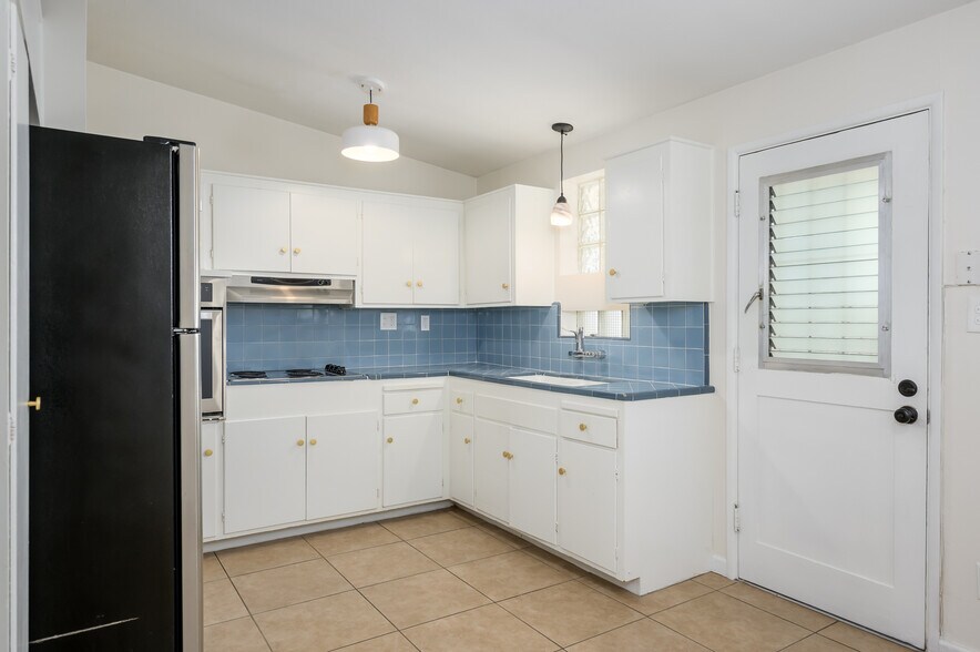 Kitchen 4 - 1809 E Colter St