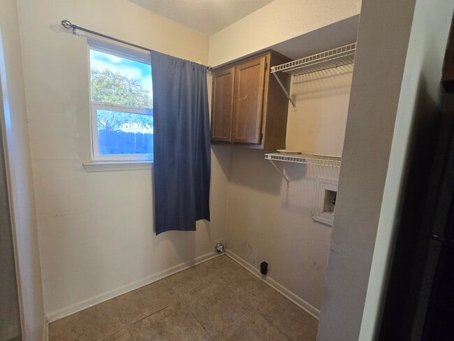 Building Photo - 206 Ann Cir