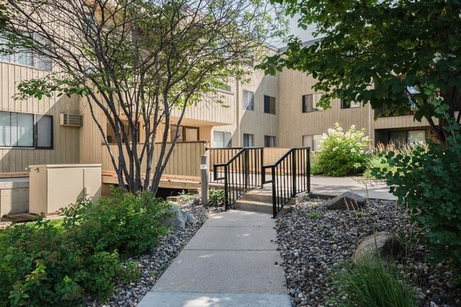 Building Photo - Cedarwood Condo For Rent! Underground Parking, Cable & Internet Included!