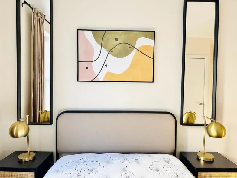 Building Photo - Furnished room/NOT APARTMENT