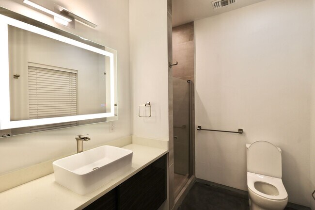 Building Photo - 902 Montana St