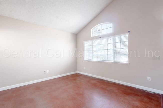 Building Photo - 3 Bedroom/2.5 Bath Home in Silver Creek - $2295 Per Month!