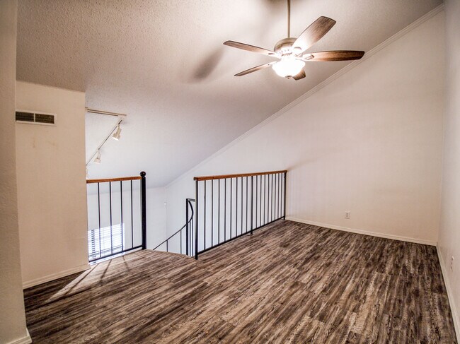 Building Photo - 11130 Stratford Dr