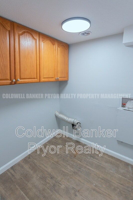 Building Photo - 313 Maple Way