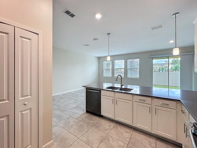 Building Photo - Available Now!  Charming 3-Bedroom Townhou...