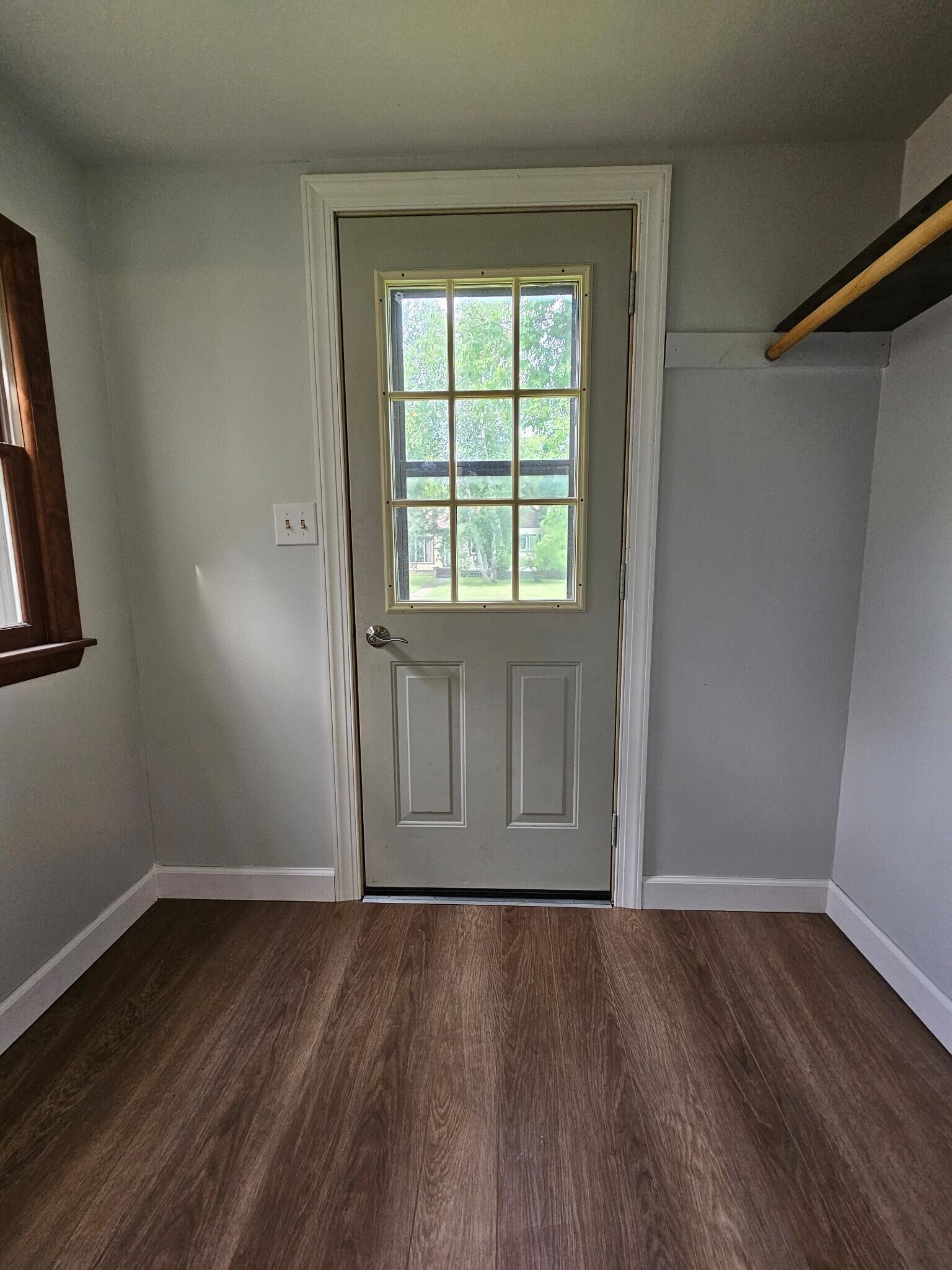 Fresh entry way. - 606 Tindolph Ave S