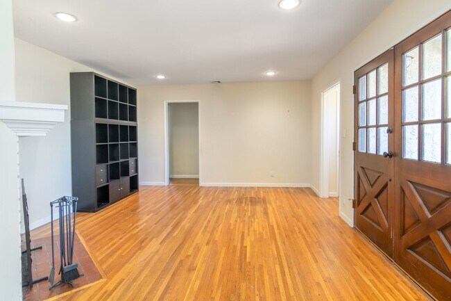 Building Photo - Spacious 3 Bedroom / 2 Bathroom Home in La...