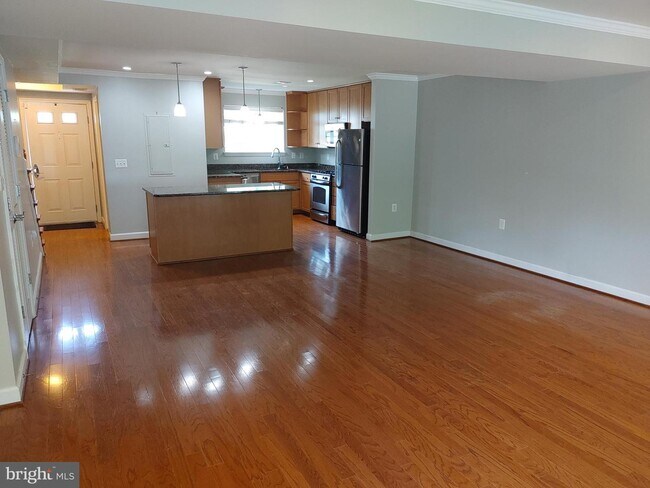 Building Photo - 4123 S Four Mile Run Dr