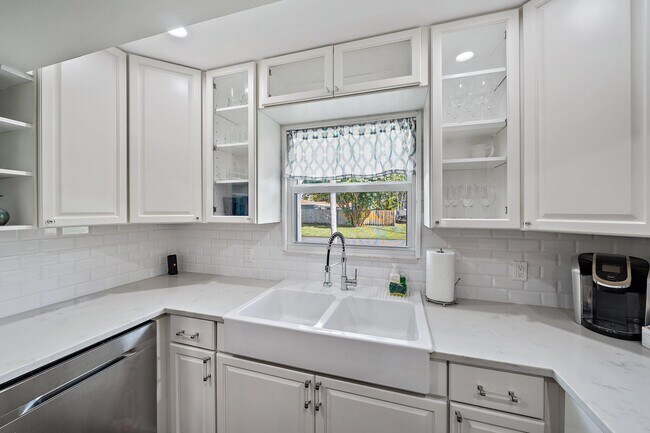 Building Photo - 722 SW 25th Pl