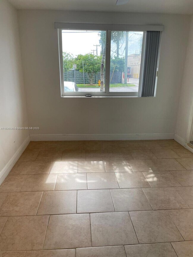Building Photo - 3916 SW 58th Ave