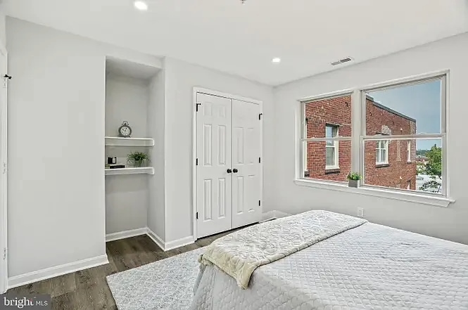 Building Photo - 1240 Holbrook Ter NE