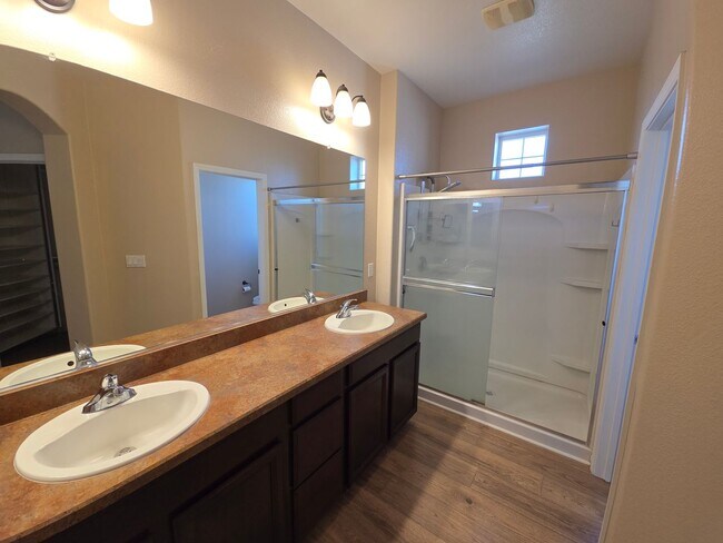 Building Photo - Gorgous 3 Bedroom 2/5 Bath home in HOA