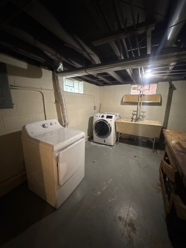 Building Photo - Charming 3-Bedroom Home Near Kenosha Dream Park