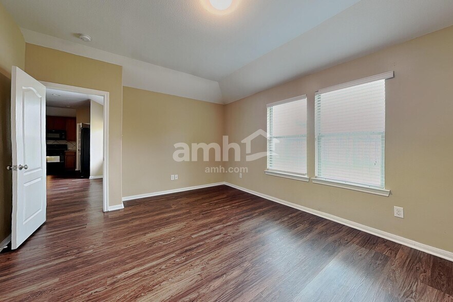 Building Photo - 28606 Lockeridge Farms Dr
