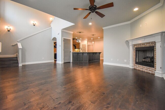 Building Photo - Stunning 4 bedroom, 2.5 bathroom home in Fayetteville!