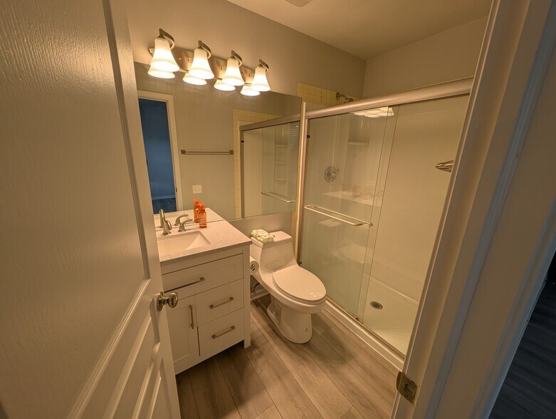 Master Bath - 673 Savannah Ln