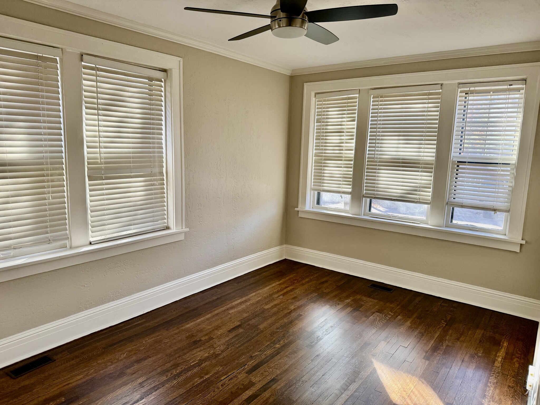 Building Photo - 7119 Amherst Ave