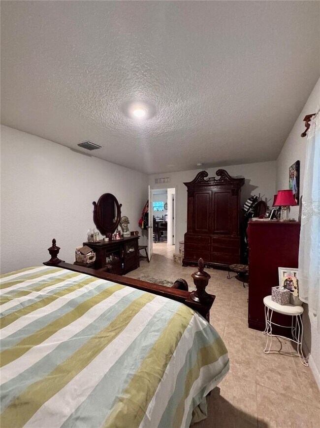 Building Photo - 2 Bed 1 Bath  APARTMENT IN DOWNTOWN KISSIMMEE !!