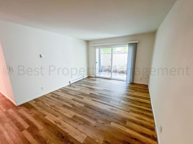 Building Photo - Cozy 2 Bedrooms; 1 Bathroom Condo in Warm ...