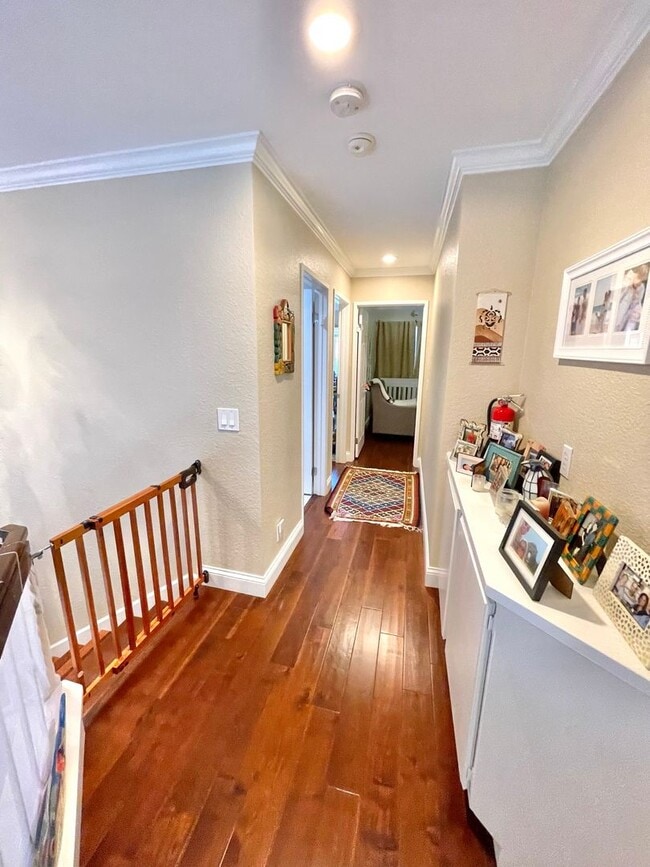 Building Photo - Beautiful End Unit Townhome in Fantastic A...