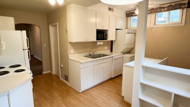 Building Photo - 515 W Harrison St