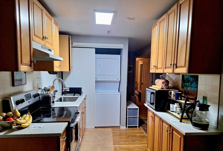 Building Photo - 1917 Oakwood Dr