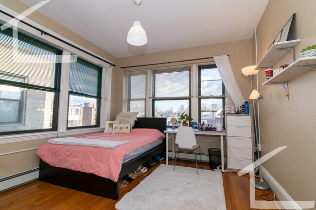 Building Photo - 215 Saint Paul St