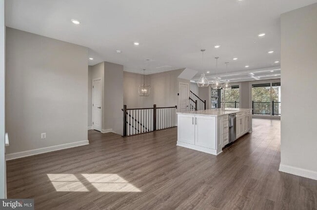 Building Photo - 43769 Metro Ter