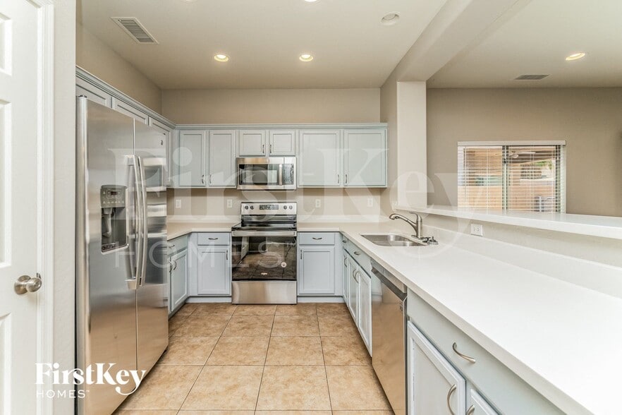 Building Photo - 931 W Oak Tree Ln