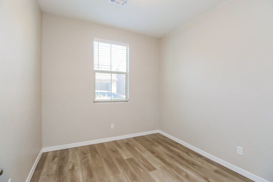 Building Photo - 5637 E Alder Ave