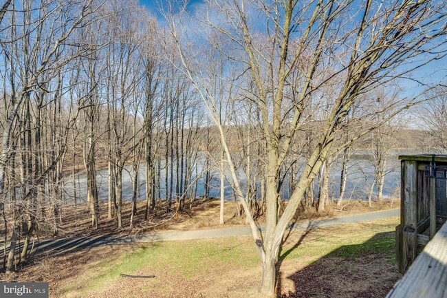 Building Photo - 3 Bedroom 3.5 Bath 3 Level Townhome in Germantown