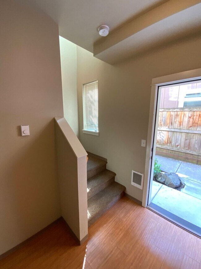 Building Photo - 3 Bedroom, 2.5 Bathroom Close to UO Campus