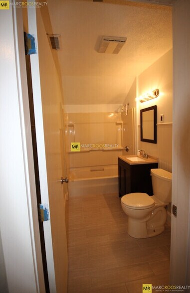 Building Photo - 14 Dow St