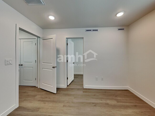Building Photo - 12523 W Flynn Ln