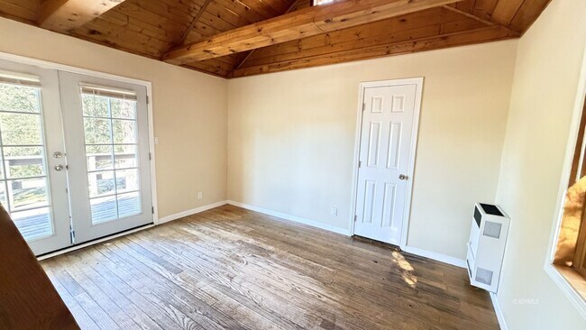 Building Photo - Loft Cabin in Pine Cove