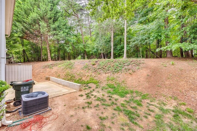 Building Photo - Beautiful, well maintained home in the hea...