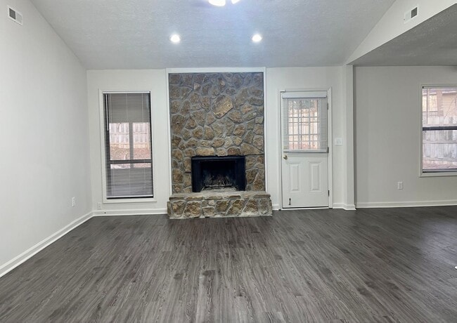 Building Photo - Spacious, Updated 3 Bed/2 Bath Ranch!