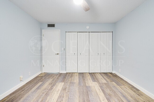 Building Photo - Charming Beachside 1-Bedroom Condo – Available Now