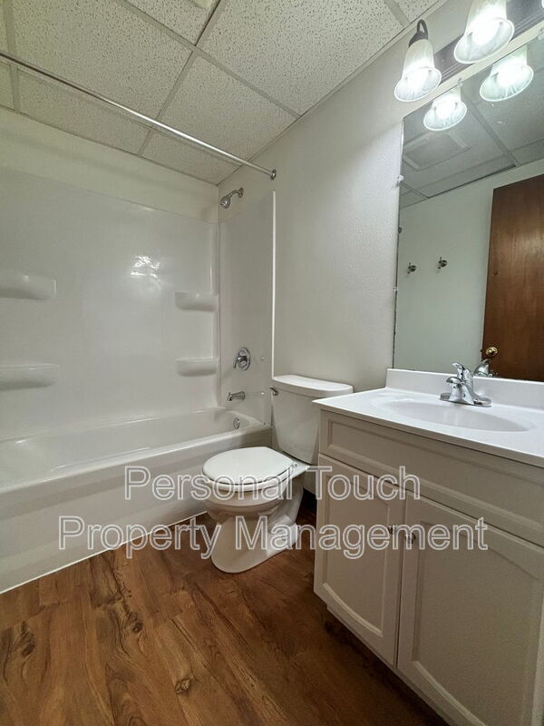 Building Photo - 132 6th Ave N