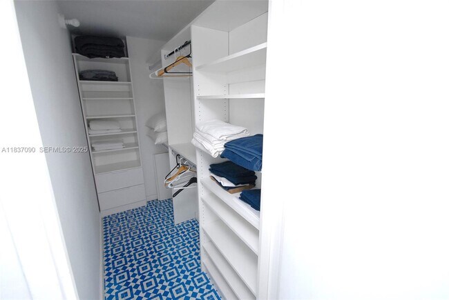 Building Photo - 1800 Collins Ave