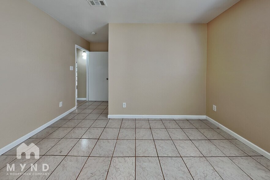 Building Photo - 10948 W 4th St