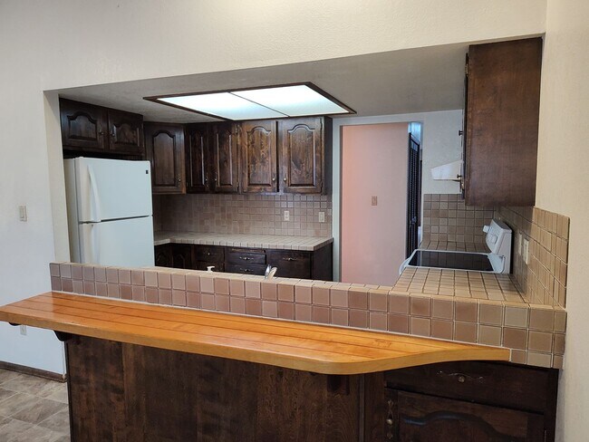 Building Photo - ALL PROSPECTIVE TENANTS MUST SUBMIT A ON L...