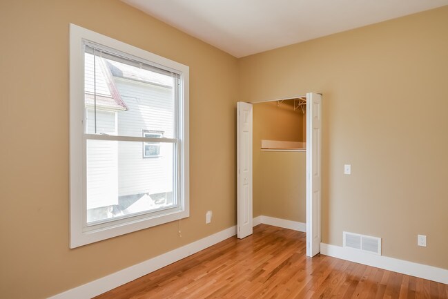 Building Photo - 422 Cadwell Ave NW