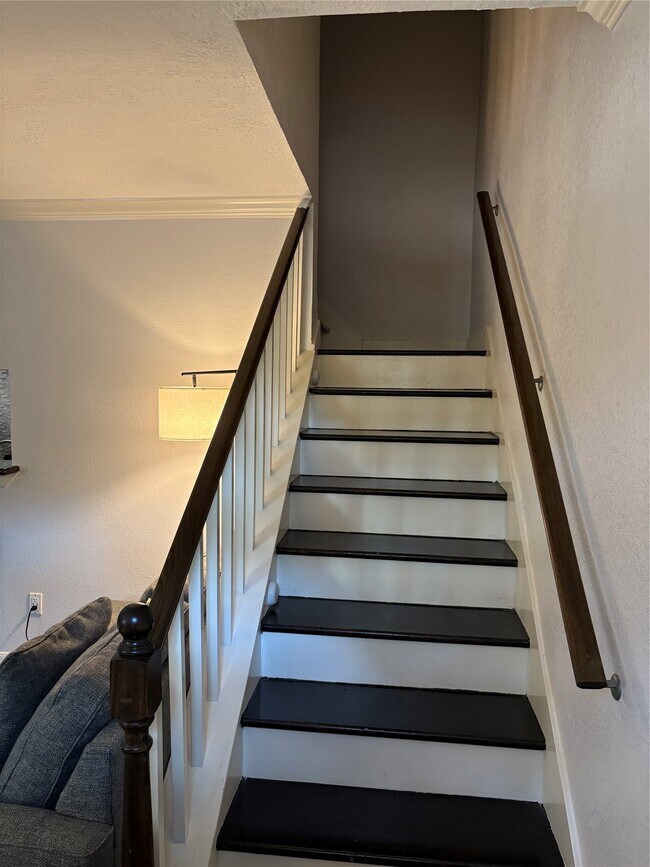 Building Photo - 732 Memorial Mews St