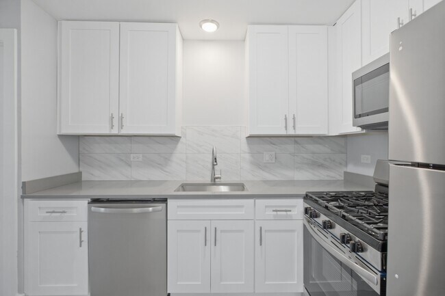 Building Photo - 2537 E 83rd St