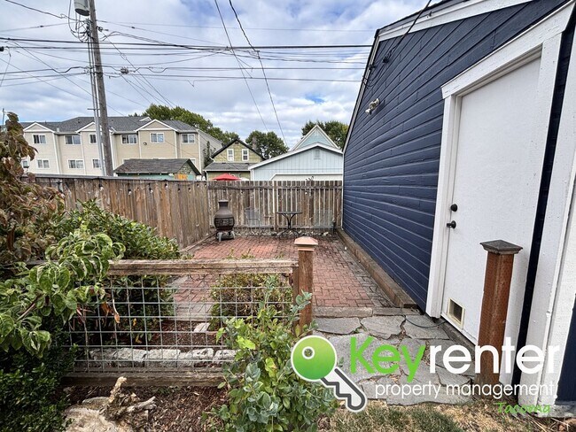 Building Photo - Unique 3-Bedroom Tacoma Home with Fenced Y...