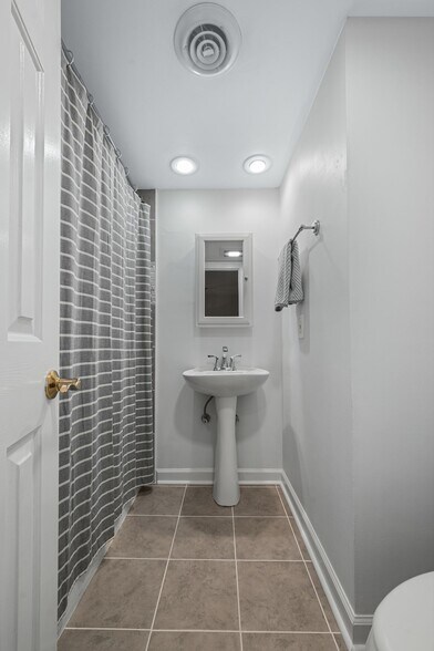 Building Photo - 5025 Hillsboro Pike