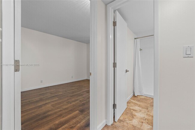 Building Photo - 20225 NE 34th Ct